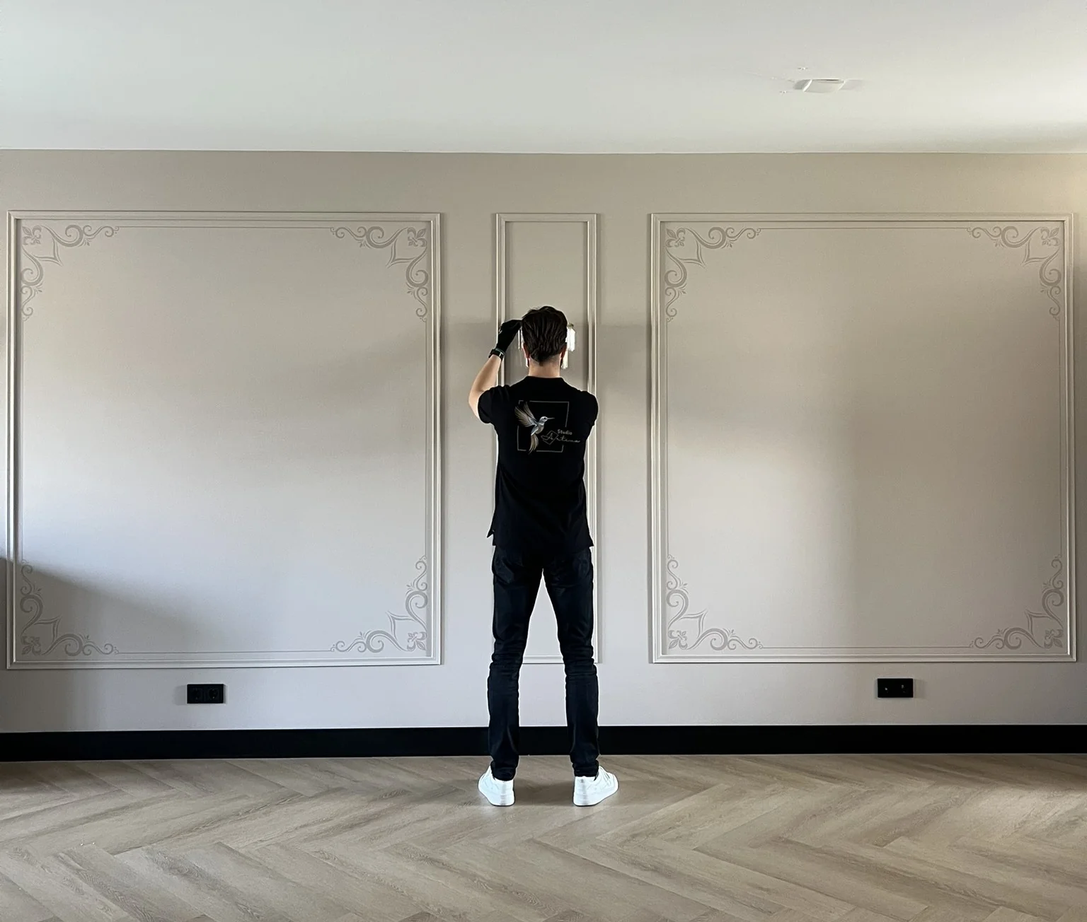 Vakman van Studio Artiva monteert sierlijsten
